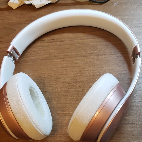 Beats Wireless Headphones - Picture 2 of 4